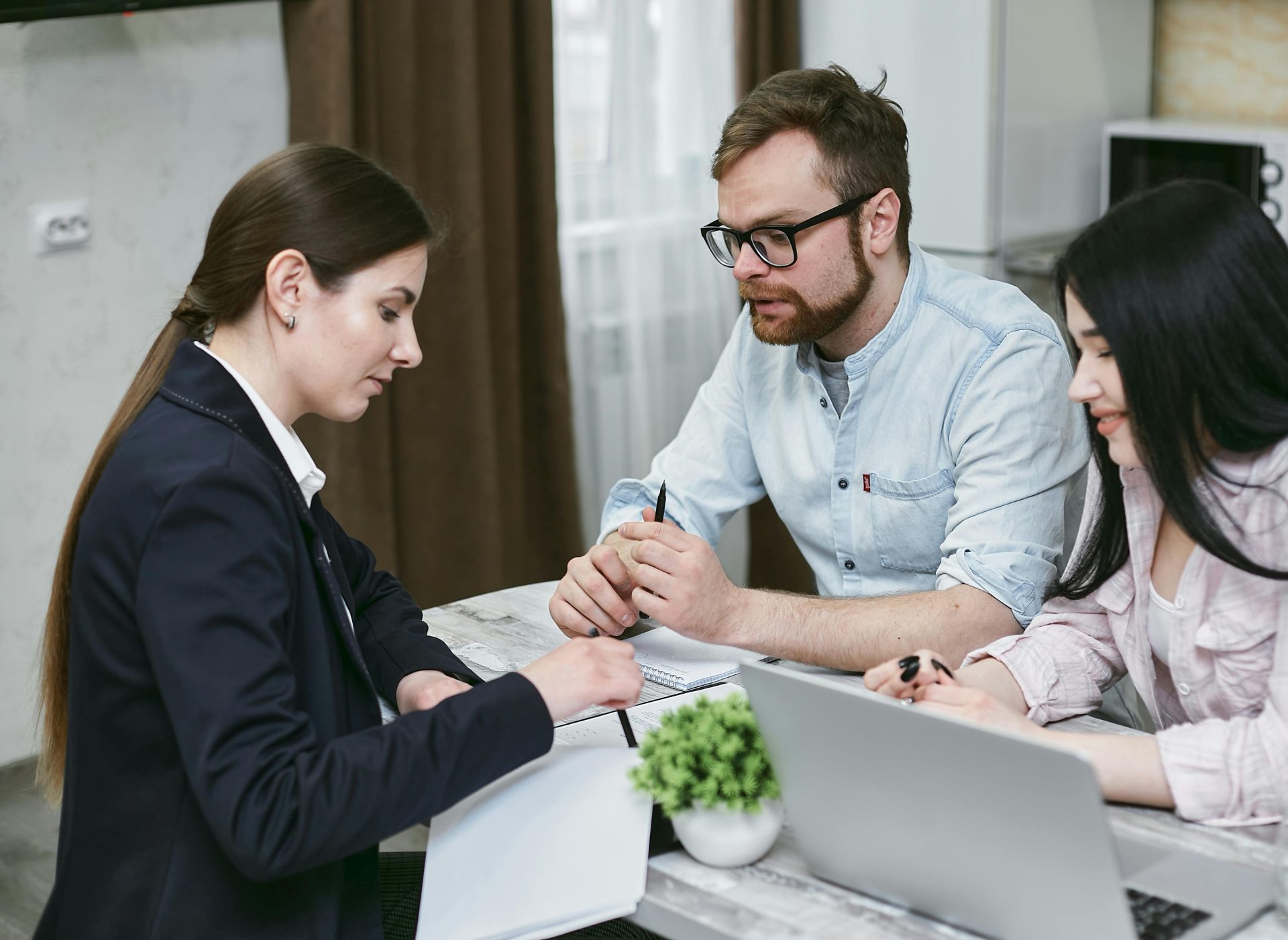 Professionelle Frau im Anzug
