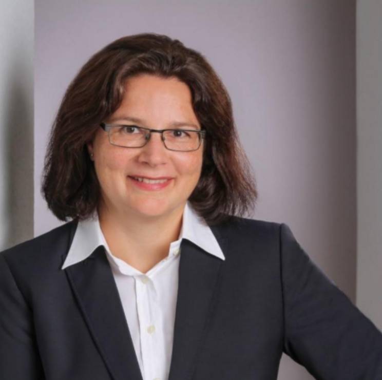 Professionelle Frau im Anzug